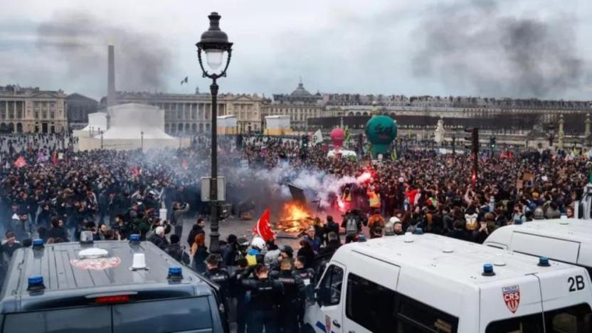 Fransa'da hükümet Meclis'i devre dışı bırakarak emeklilik yasasını geçirdi, halk sokakta