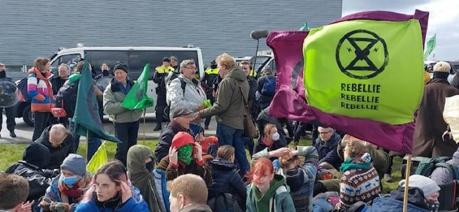 Hollanda’da çevreciler havalimanında gösteri yaptı