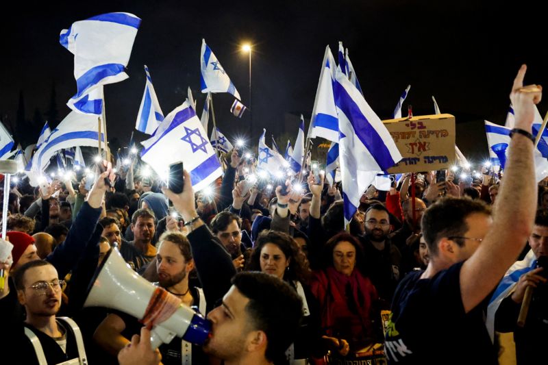 İsrail’de savunma bakanının görevden alınması protestoları körükledi