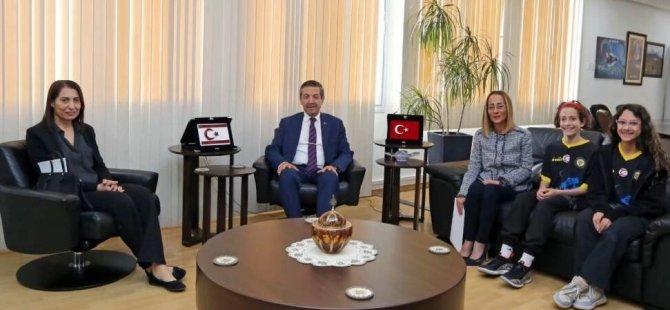 Dışişleri Bakanı Ertuğruloğlu, Karel ve Beren’i kutladı
