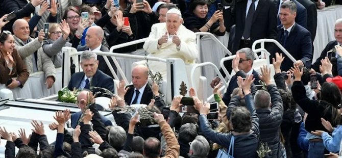 Papa rahatsızlığından sonra ilk kez ayine katıldı