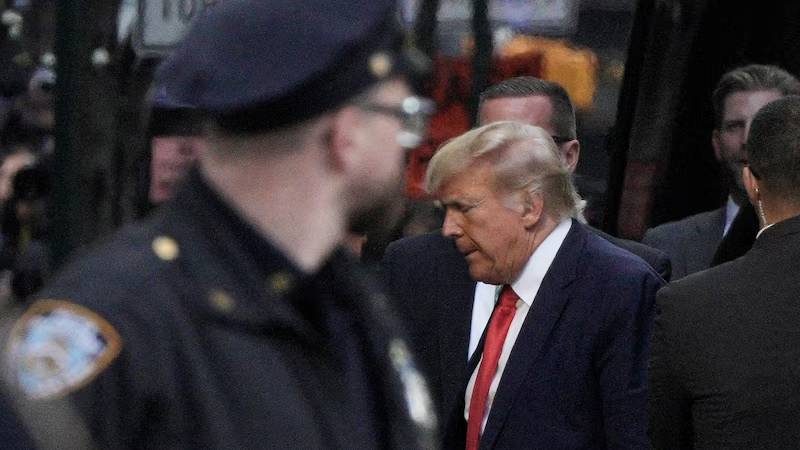 New York'ta tarihi anlar: Eski ABD Başkanı Trump, resmen gözaltında