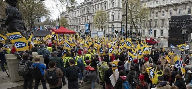 İngiltere'de 130 bin memur ve kamu sektörü çalışanı greve gitti