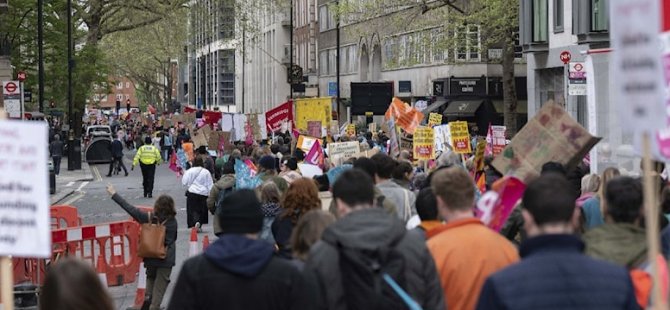 İngiltere’de binlerce öğretmen Başbakanlığa yürüdü