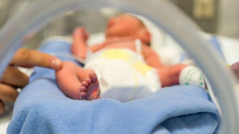 İngiltere'de ilk kez 3 kişinin DNA'sını taşıyan bir bebek dünyaya geldi