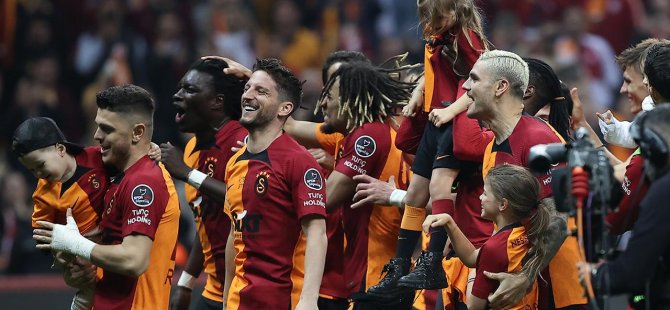 Galatasaray şampiyonluk kapısını sonuna kadar araladı