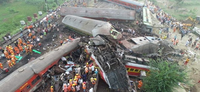 Hindistan'da 3 tren birbirine girdi: 288 kişi yaşamını yitirdi, 900'den fazla kişi yaralandı