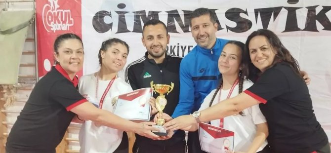 20 Temmuz Fen Lisesi Cimnastik Kız Takımı üçüncülük kupasını aldı