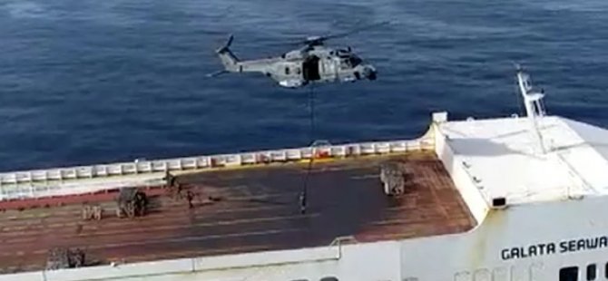 Türk gemisindeki kaçaklar mürettebatı tehdit etti: İtalyan askerler gemiye helikopterle indi