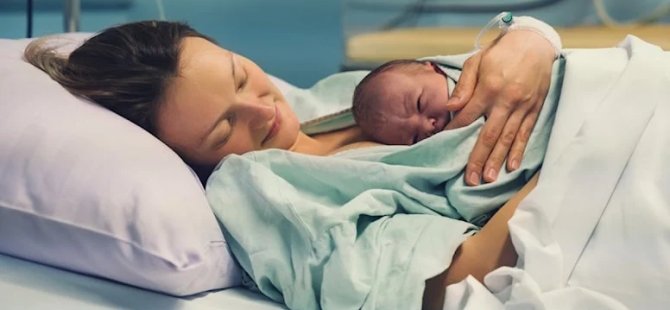 Her on kadından biri bebeğiyle bağ kurmakta zorlanıyor