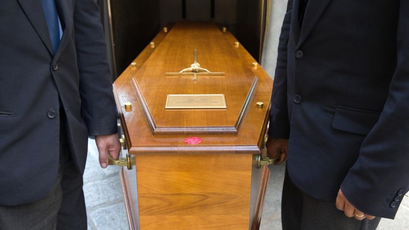 Öldüğü sanılan kadının cenazesinde nefes aldığı fark edildi