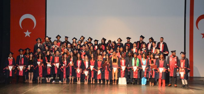 Yakın Doğu Üniversitesi Hukuk Fakültesi’nin 2022-2023 bahar dönemi mezunları büyük bir coşkuyla keplerini attı