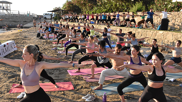 Kervansaray Halk Plajı’nda Yoga Etkinliği Düzenlendi