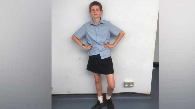Şort giymesi yasaklanan çocuk okula etekle gitti