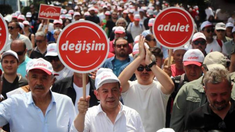Tanju Özcan'ın CHP genel binasına yürüyüşü başladı