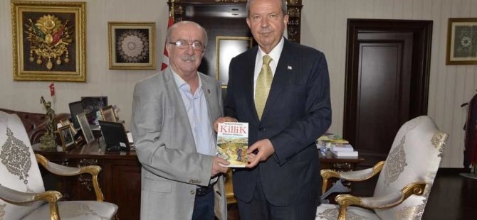 Abdullah Azizoğlu, son kitabını Cumhurbaşkanı Tatar’a takdim etti