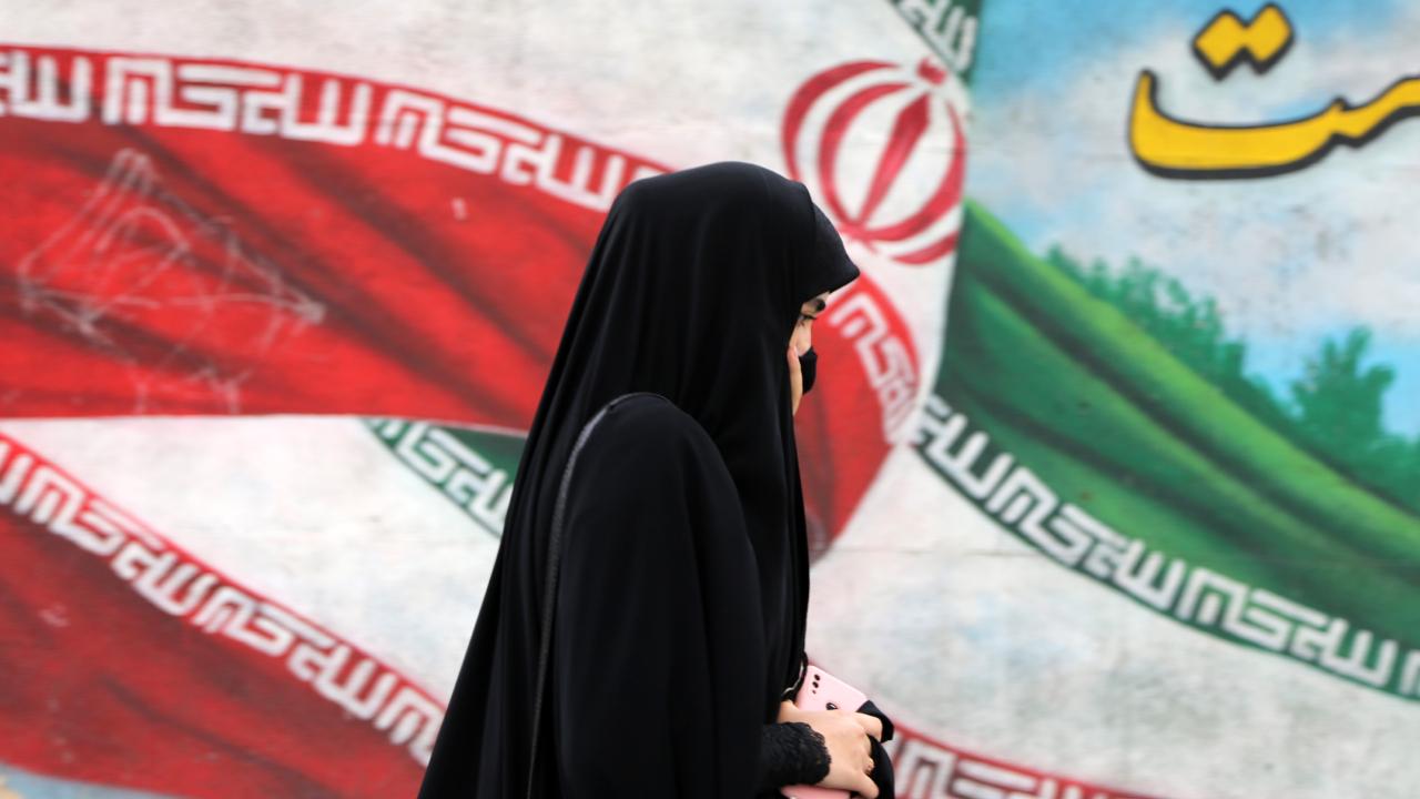 İran polisi zorunlu başörtüsü kuralını ihlal edenlere karşı ülke genelinde uygulama başlattı