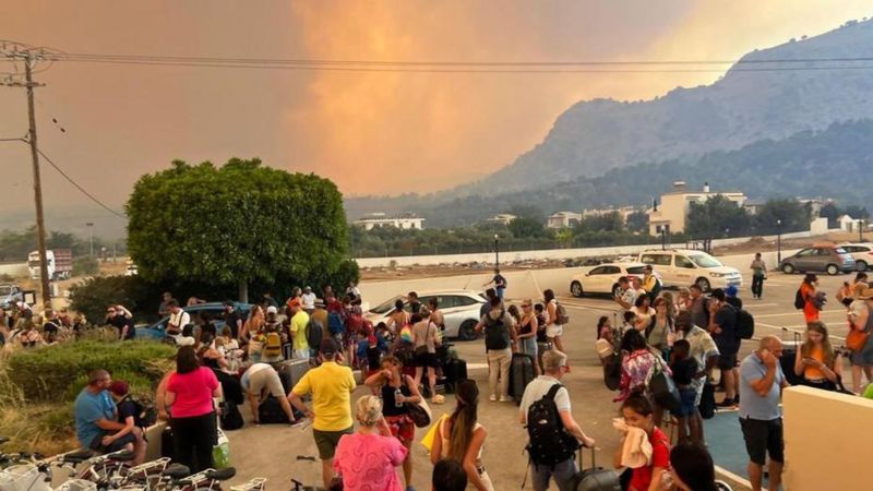 Rodos'ta orman yangını: Binlerce kişi tahliye edildi, uçuşlar durduruldu