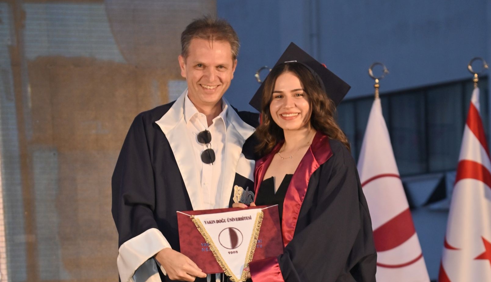 YDÜ Fen Edebiyat Fakültesi mezunları, YÖDAK Başkanı Prof. Dr. Turgay Avcı’nın katılımı ile düzenlenen törenle diplomalarını aldı