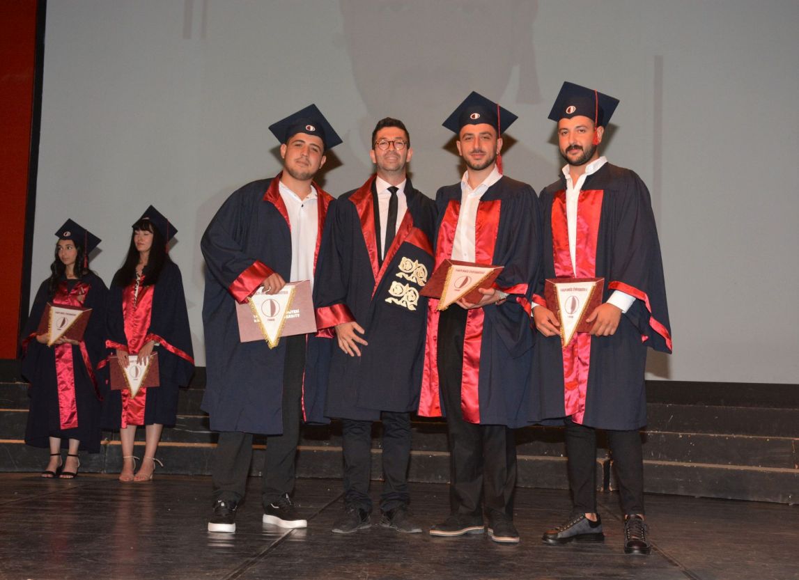 YDÜ Veteriner Hekimliği Fakültesi’nden mezun olan genç veteriner hekimler düzenlenen törenle diplomalarını aldı
