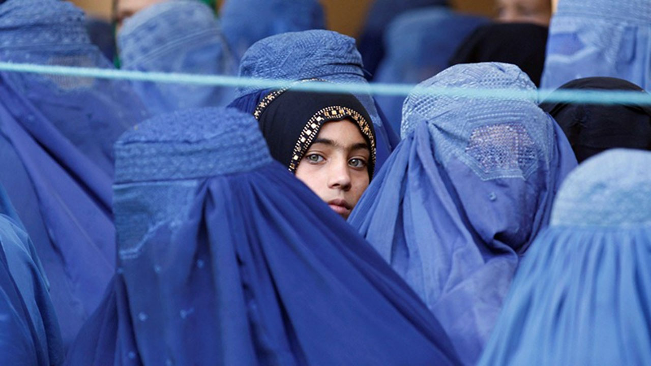 Taliban: Kadınların kamusal alanda yüzlerinin görülmesi değerlerini azaltır