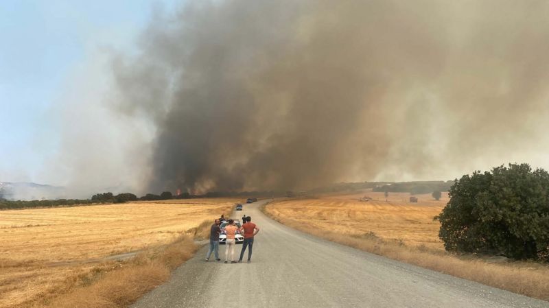 Çanakkale’de orman yangını nedeniyle köyler boşaltıldı, Çanakkale Boğazı gemi trafiğine kapatıldı
