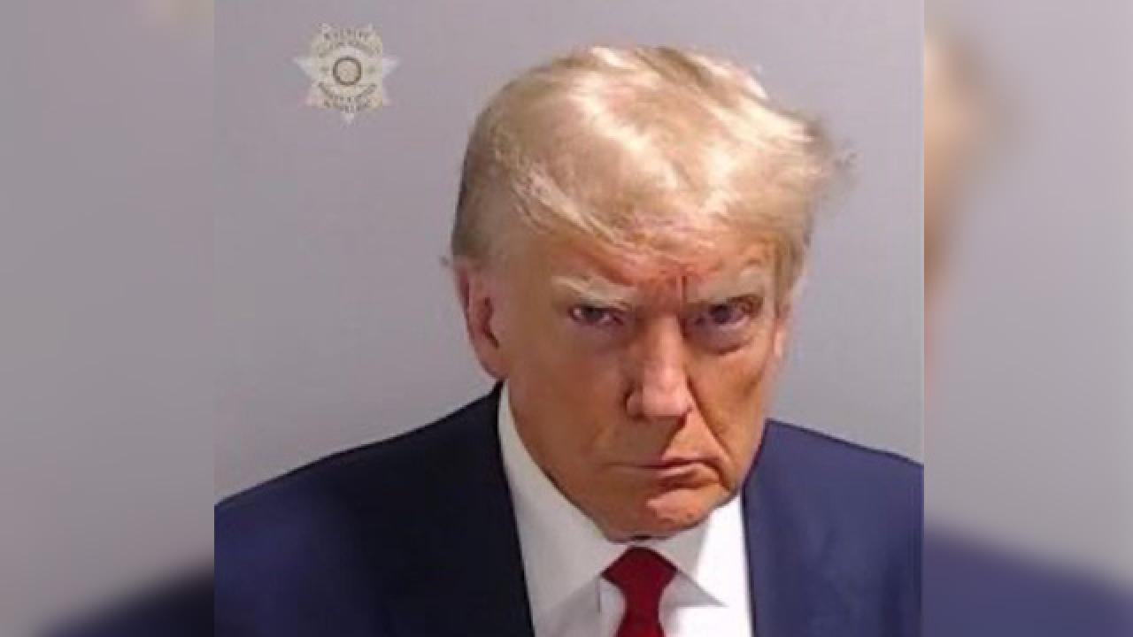 ABD'de bir ilk: Trump cezaevine teslim oldu, sanık fotoğrafı çekildi