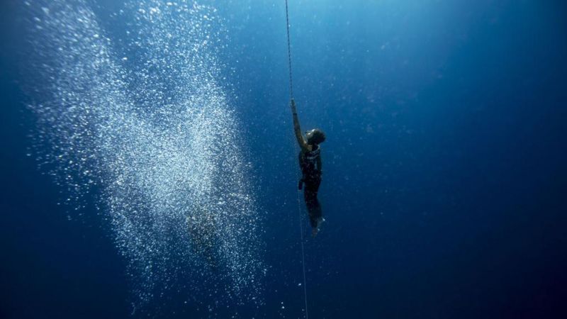 Serbest dalış: İnsanlar tek nefeste daha ne kadar derine inebilir?