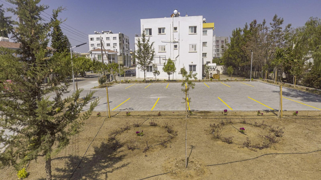Gönyeli Yenikent Belediye Bulvarı’nda alternatif otopark projesi tamamlandı