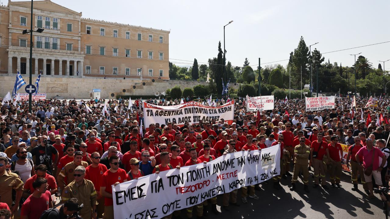 Yunanistan'da işçi ve memurlar yeni çalışma yasası tasarısına tepki gösterdi