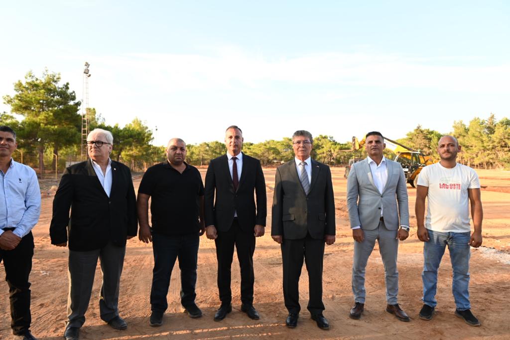 Başbakan Üstel Tepebaşı’nda futbol sahasını ziyaret etti, muhtarlık binasının açılışını yaptı