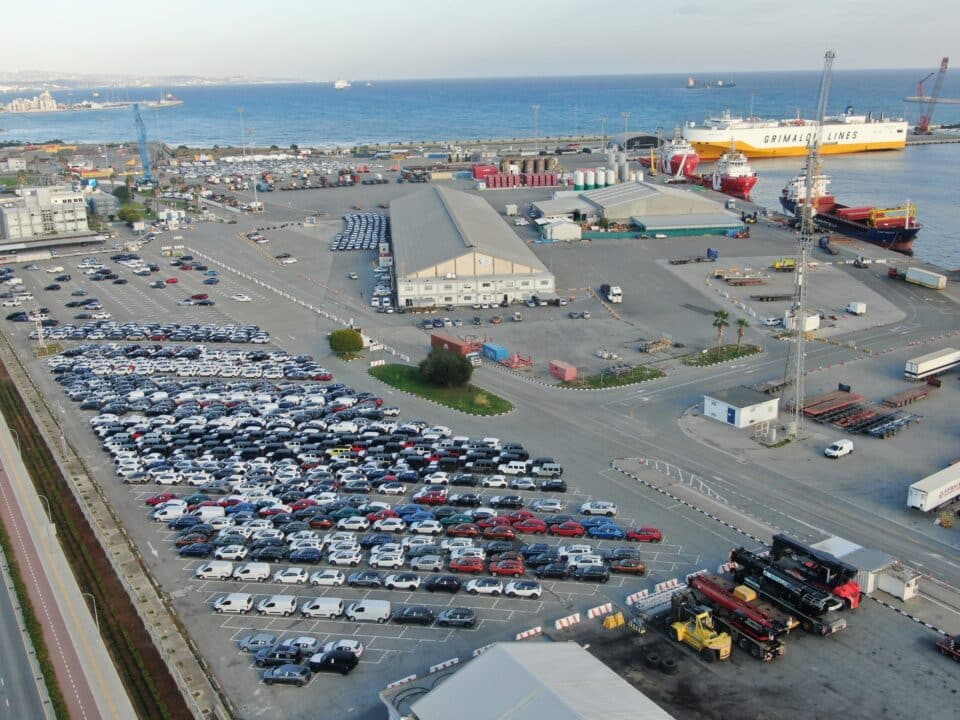 Güney Kıbrıs'ta Limanlar İsrail'den kaçan binlerce kişiyi taşımaya hazır