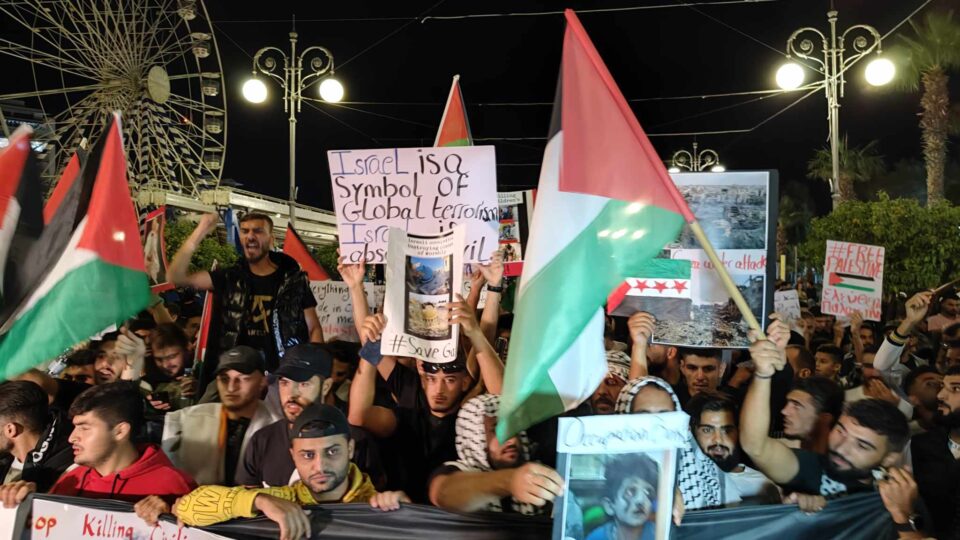 Yüzlerce kişi Filistinlilere destek için Larnaka'da gösteri yaptı
