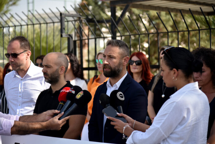 KTÖS, 9 Eylül İlkokulu önünde basın açıklaması yaptı, aileleri ve basını okulları ziyaret etmeye çağırdı