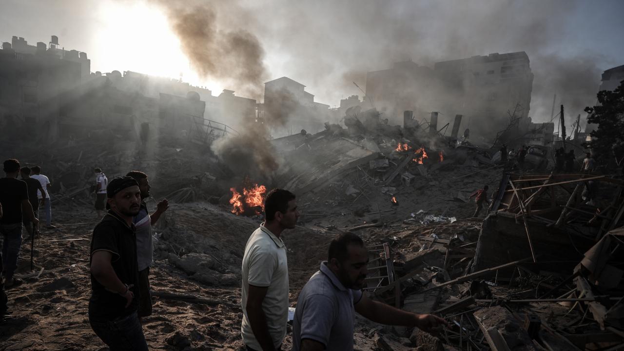 Gazzeli doktorlar "Burada kalacağız" ezgisiyle haykırdı