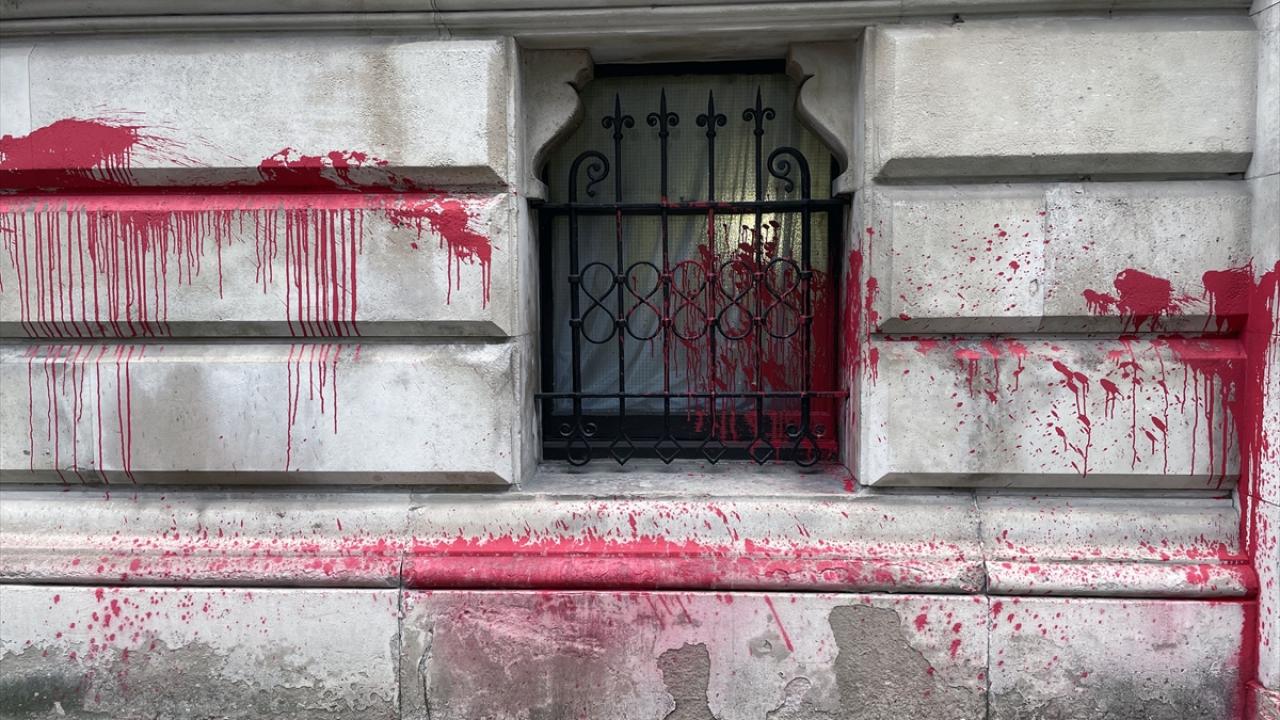 İngiltere'de Dışişleri Bakanlığı binasına kırmızı boyalı protesto