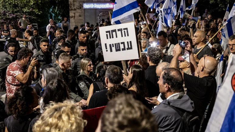 Netanyahu'nun konutunun önünde toplanan İsrailliler  "Hemen şimdi hapse!"