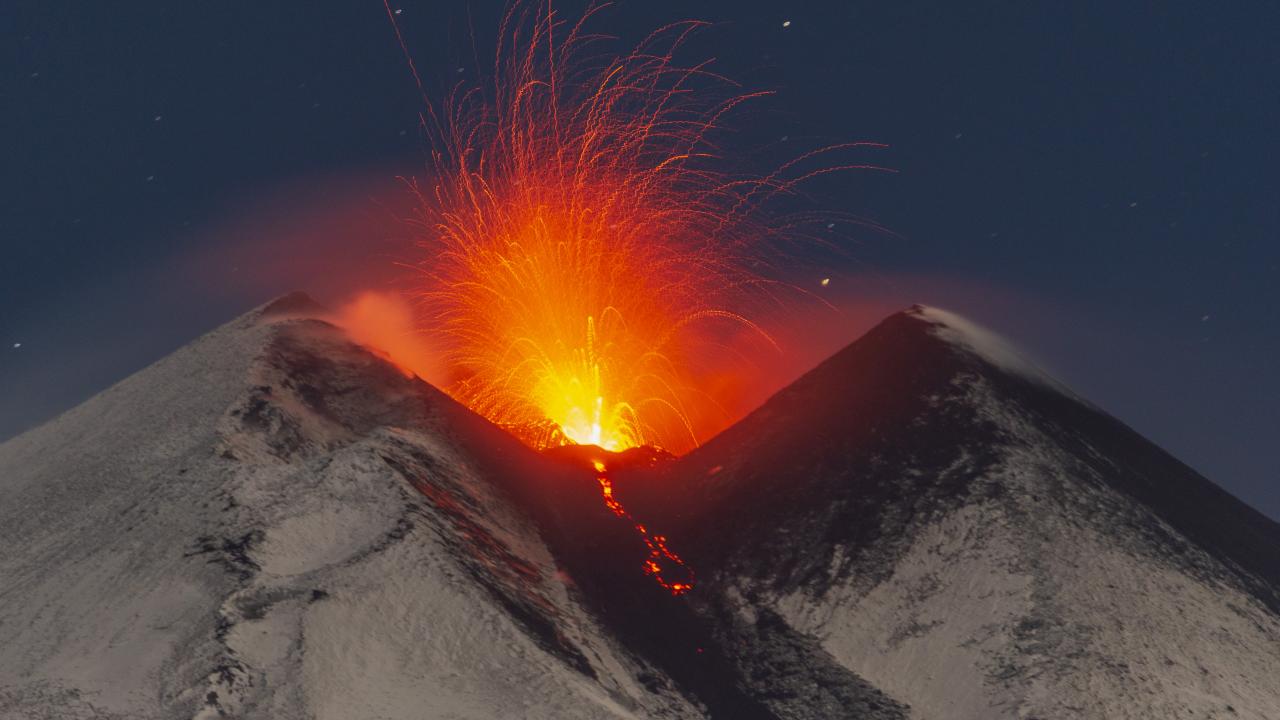 İtalya'da Etna Yanardağı bir kez daha kül ve lav püskürttü