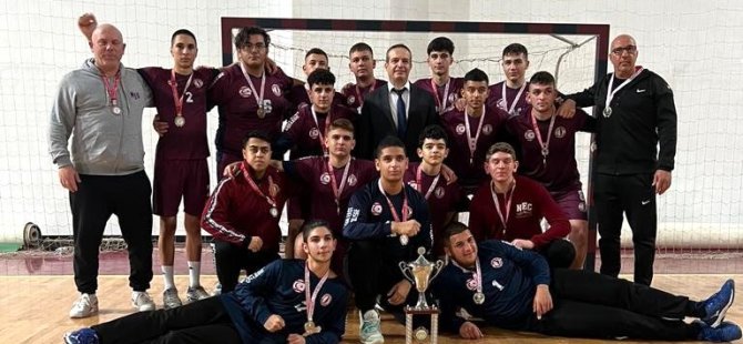 Yakın Doğu Koleji Erkek Hentbol Takımı, Milli Eğitim Bakanlığı’nın düzenlediği “Liselerarası Erkek Hentbol Müsabakaları”nda KKTC şampiyonu oldu!