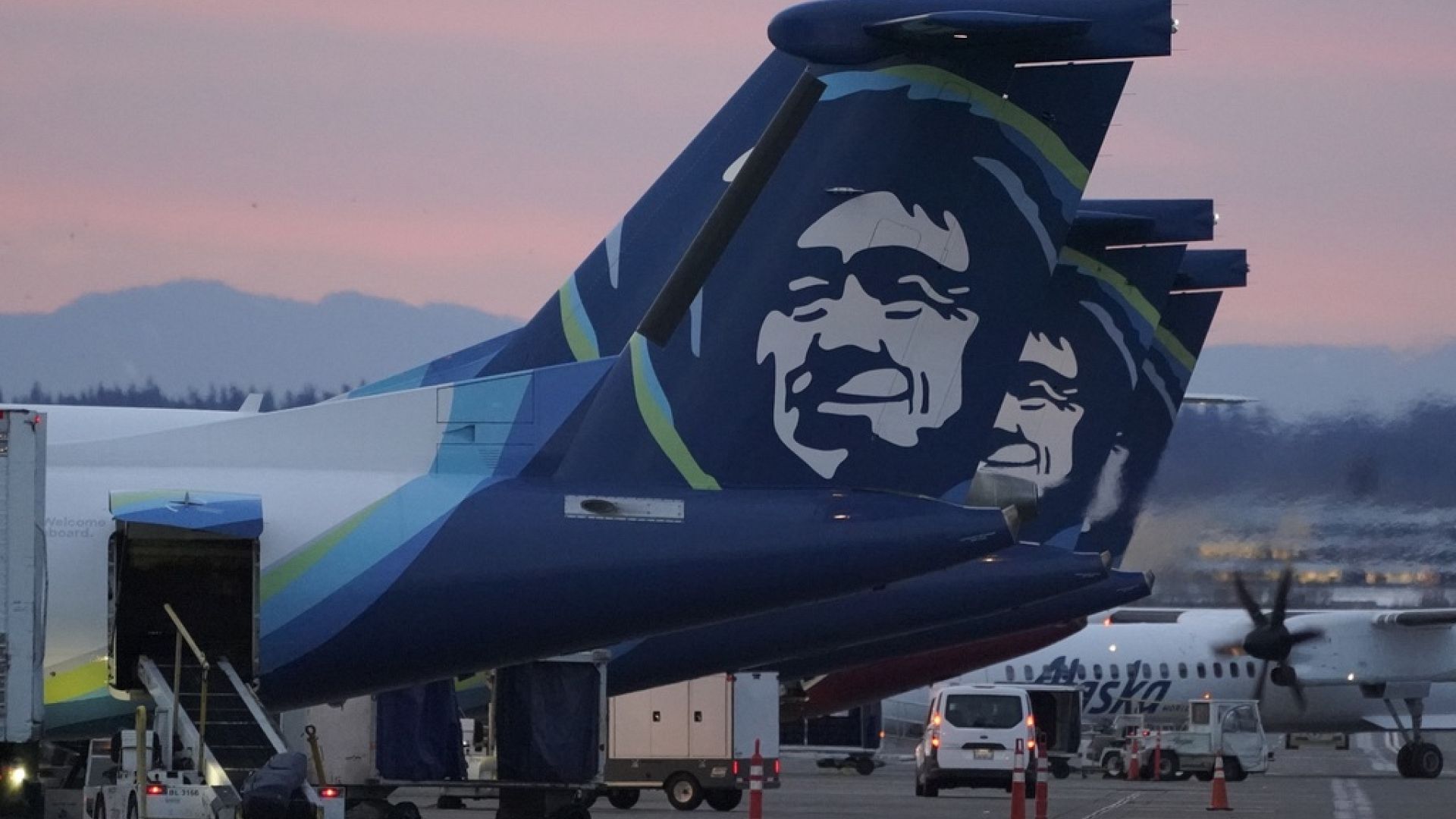 ABD'de Alaska Havayolları'na ait Boeing 737-9 tipi uçağın penceresi havada patladı