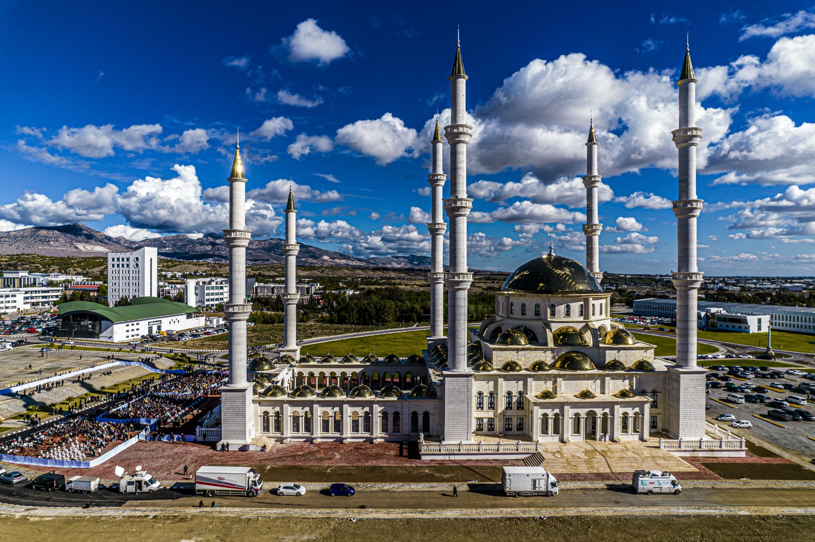 Dr. Suat Günsel Camii, Yakın Doğu Üniversitesi kampüsünde gerçekleştirilen görkemli bir tören ile açıldı!