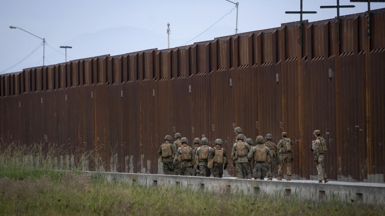 ABD'de sınır görevlilerinin Meksika sınırındaki jiletli telleri kesmesine izin verildi