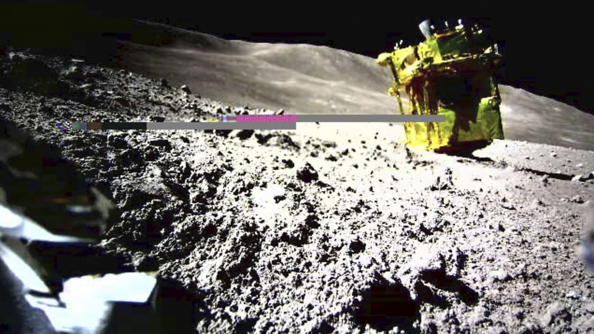 Japonya, Ay'a burnu üzerinde 'nokta iniş' yapan aracın ilk fotoğraflarını yayınladı