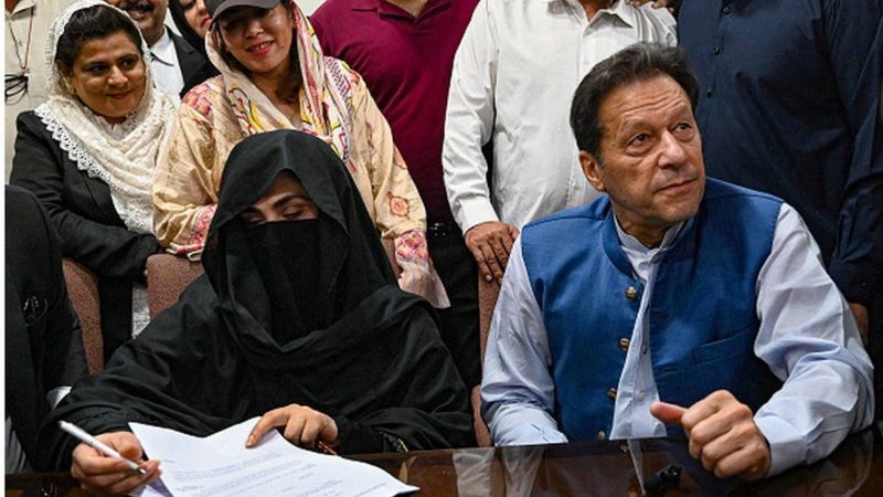 Eski Pakistan Başbakanı İmran Han ve eşi, yolsuzluk suçlamasıyla 14 yıl hapis cezasına çarptırıldı