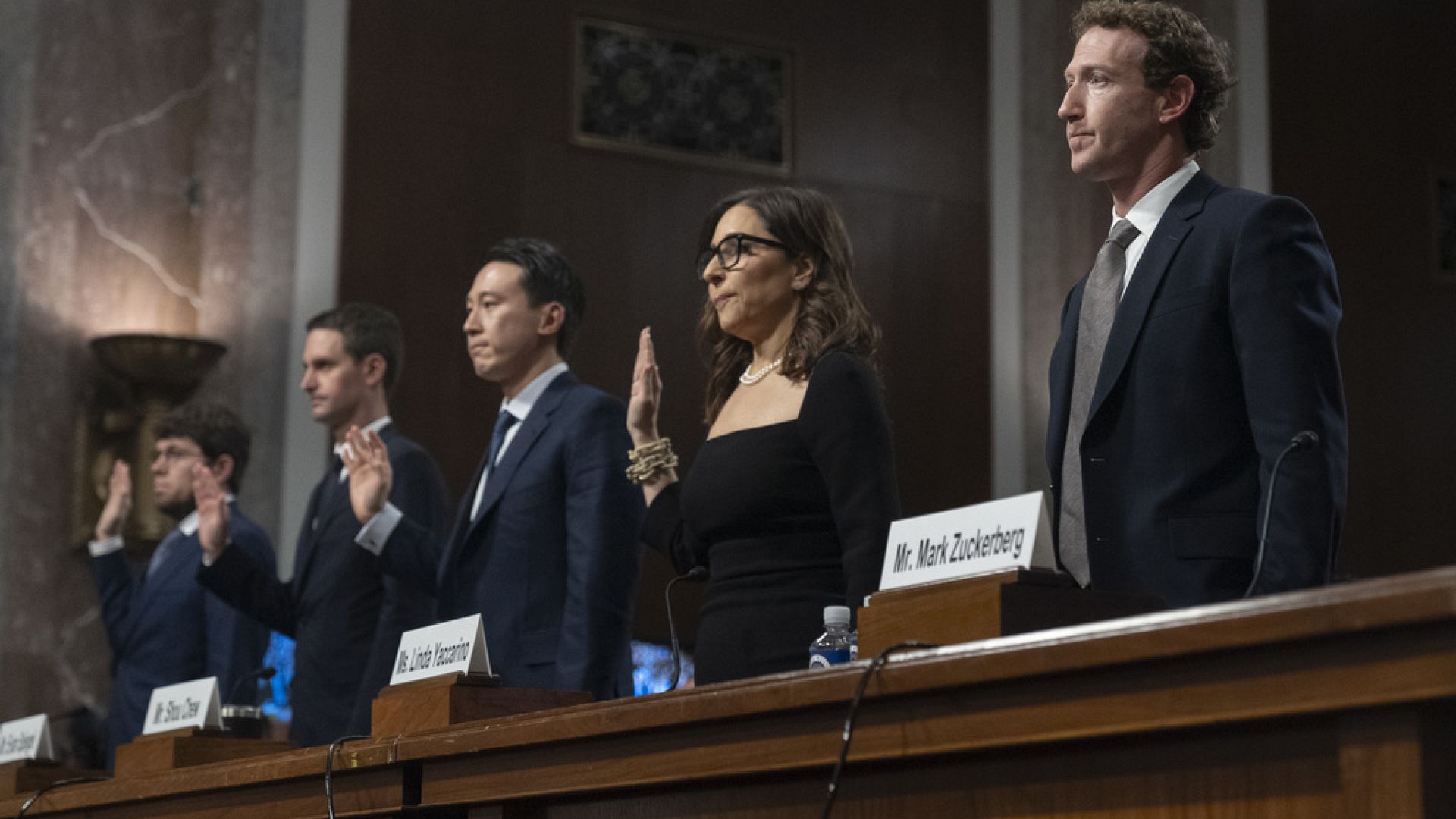 Mark Zuckerberg, ABD Senatosu'nda verdiği ifadede sosyal medya mağduru ailelerden özür diledi