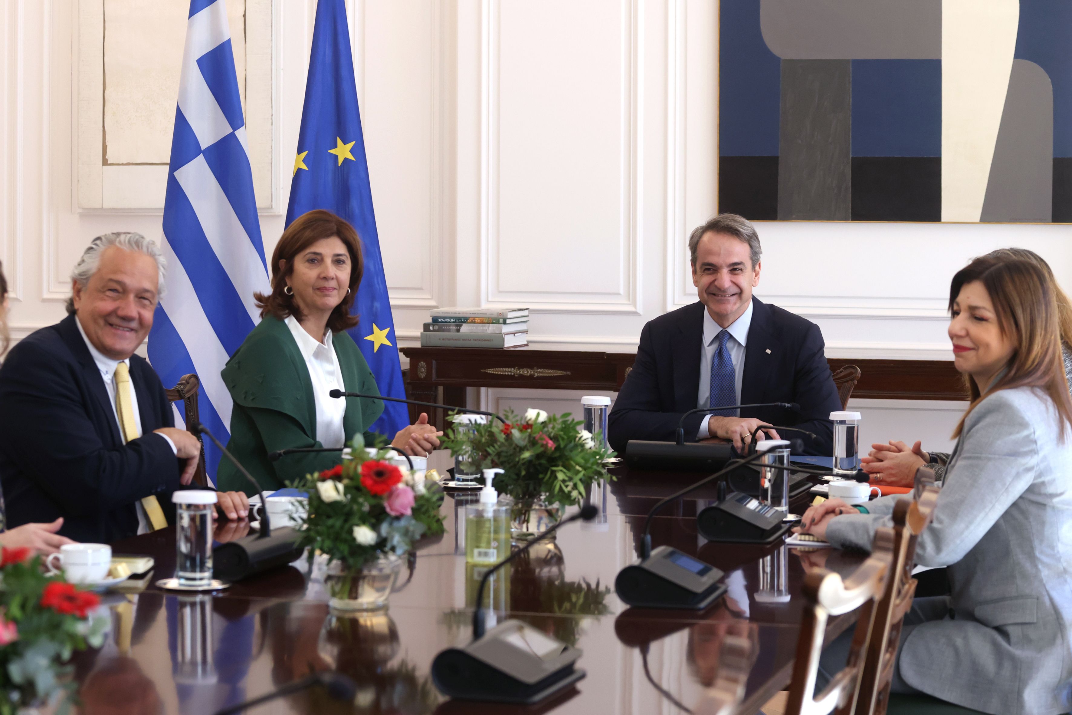 Holguin, Atina'da Yunan Başbakanı Miçotakis ve Dışişleri Bakanı Gerapetritis’le görüştü