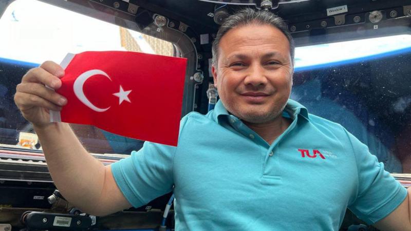 İlk Türk astronot Alper Gezeravcı'nın Dünya'ya dönüş yolculuğu başladı