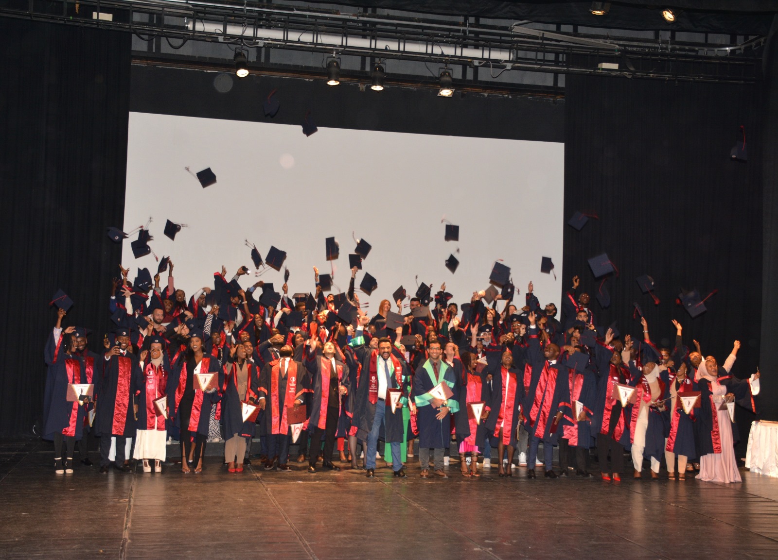 Yakın Doğu Üniversitesi'nde 176 Öğrenci Diplomalarını Aldı, Mezuniyet Coşkusu Dorukta