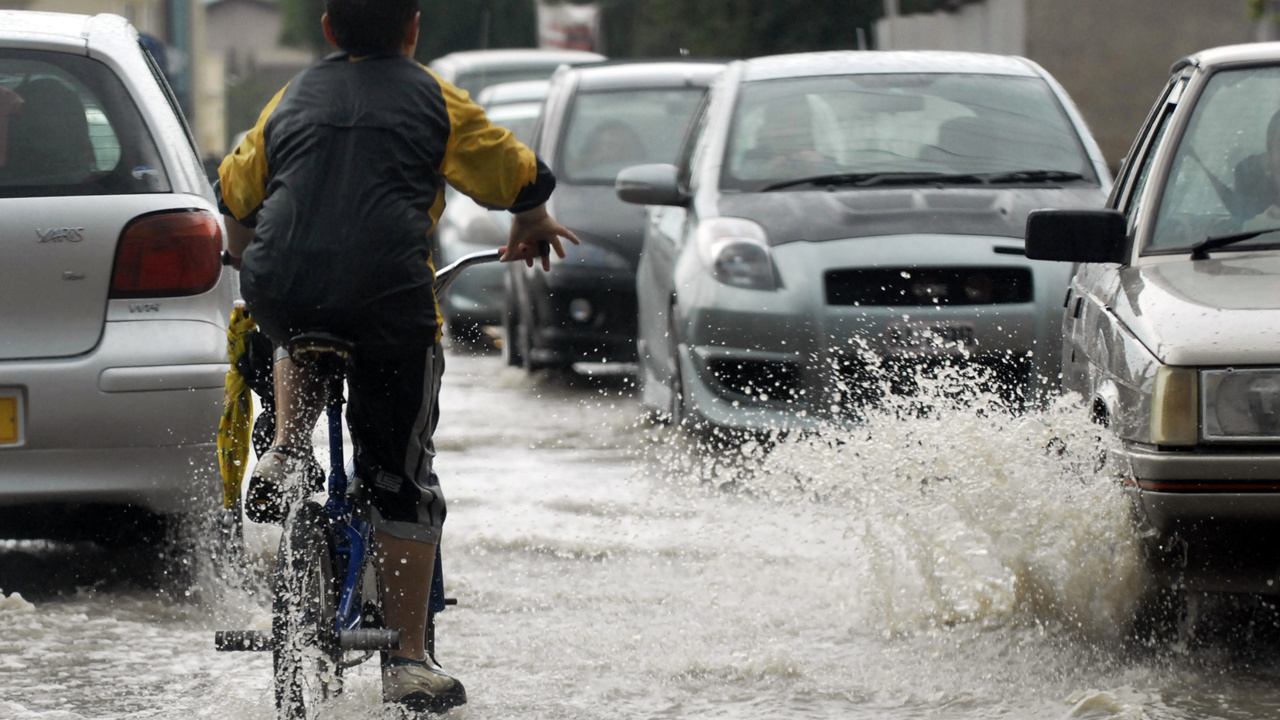 Geçitköy ve Alsancak bölgesinde yağışlar nedeniyle trafik aksıyor...