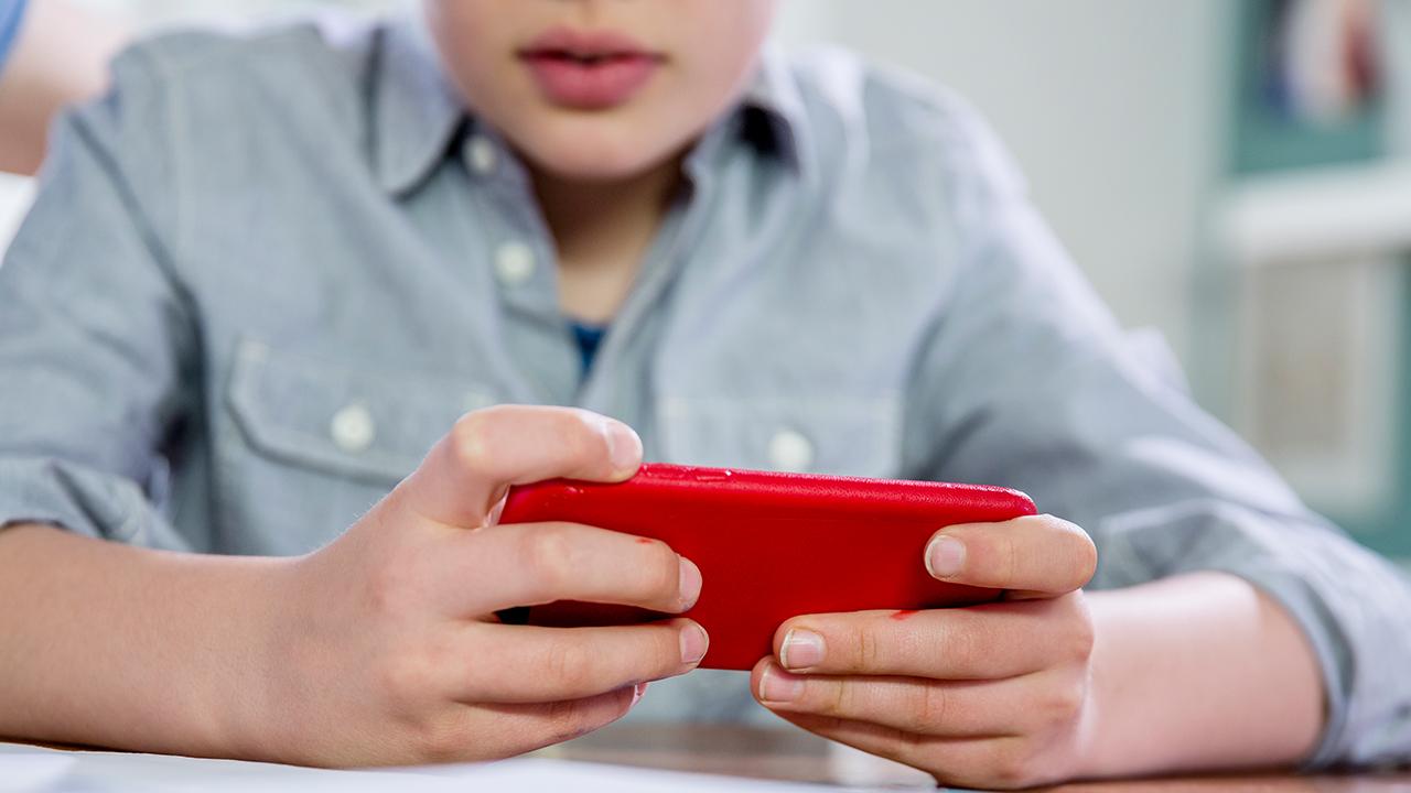 İngiltere, öğrencilerin okullarda cep telefonu kullanımını yasaklayacak